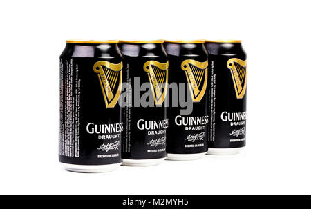 Triest, Italien, 08. Juli 2016: Vier Guinness stout Aluminium kann auf den weißen Hintergrund. Irische trocken Stout in der Brauerei von Arthur Guinness, D entstanden Stockfoto