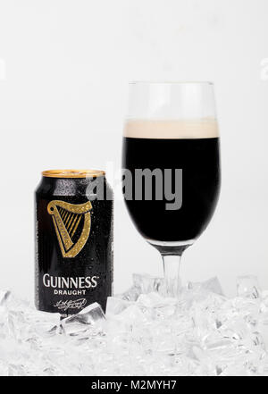 Triest, Italien, 08. Juli 2016: Guinness stout Aluminium kann und Bier Glas auf dem weißen Hintergrund. Irische trocken Stout in der Brauerei von Arthur G entstanden Stockfoto