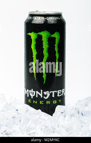 Trieste, Italien - 19 August 2016: ein Monster Energy Drink mit Eis. In Monster 2002 eingeführt hat jetzt über 30 verschiedene Getränke mit hohem Caff Stockfoto