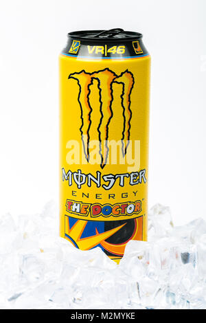 Trieste, Italien - 19 August 2016: ein Monster Energy Drink mit Eis. Valentino Rossi VR 46 Sonderausgabe kann. In "Monster 2002 jetzt eingeführt hat, Stockfoto