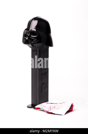 Triest, Italien, 08. Juli 2016: Limited Edition von Star Wars Darth Vader Dispenser Candy Pez. Pez ist eine berühmte pocket Dispenser. Dispenser Designs ove Stockfoto