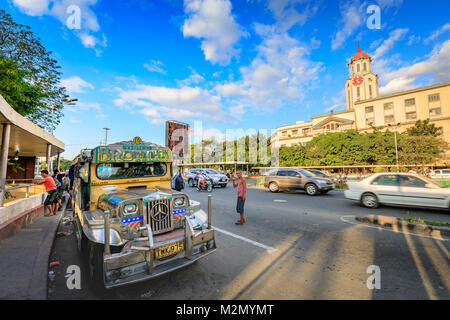 Manila, Philippinen - Feb 4, 2018: Jeepneys Warten auf Fahrgäste, die auf der Straße vor Manila City Hall Stockfoto