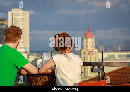 Manila, Philippinen - Feb 4, 2018: Junges Paar gute Zeit in Intramuros, in der Nähe des Clock Tower der Manila City Hall Stockfoto