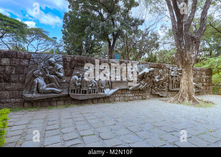 Manila, Philippinen - Feb 4, 2018: Das Martyrium von Dr. Jose Rizal wand Metall Statuen in den Rizal Park, Manila Stockfoto