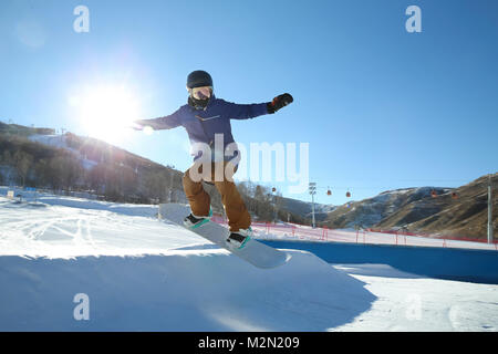 Junge Frau outdoor Ski Stockfoto