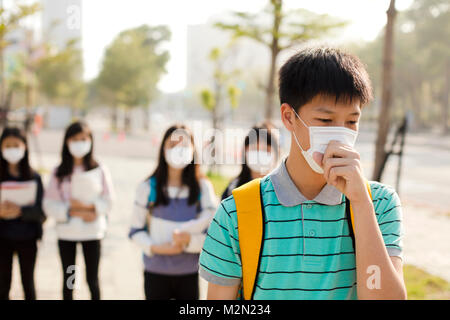 Jugendliche Student trägt Mund Maske gegen Smog in der Stadt Stockfoto