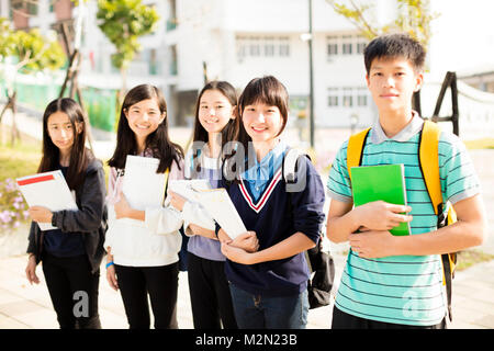 Gruppe von Jugendlichen Schüler gemeinsam Stockfoto