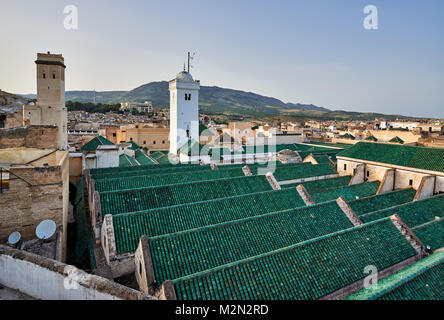 Blick auf die grüne Dachziegel der Universität Al Quaraouiyine, Fes, Marokko, Afrika Stockfoto