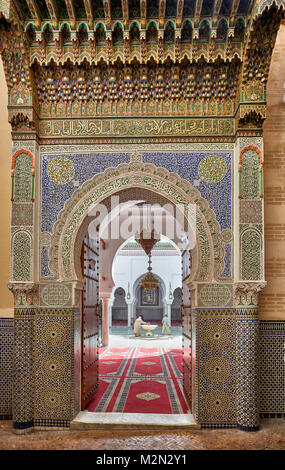 Eingangstor der Zaouia de Moulay Idriss, Fes, Marokko, Afrika eingerichtet Stockfoto