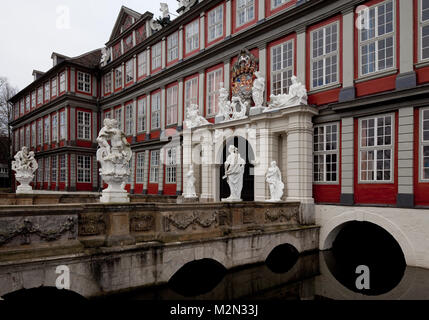 Schloss Wolfenbüttel Portalfassade Teilansicht m Wassergraben u Schlossbrücke heutiges Erscheinungsbild 1714-17 v Hermann Korb Bildhauerarbeite v Fran Stockfoto