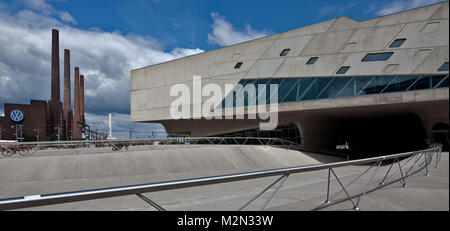 Wolfsburg PHAENO Wissenschaftsmuseum Westteil von Süden 2001-2005 von Zaha Hadid links VW-Kraftwerk Stockfoto