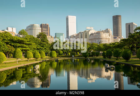 Blick auf die Innenstadt von Rio de Janeiro Praca Paris (Pariser Platz), Brasilien Stockfoto