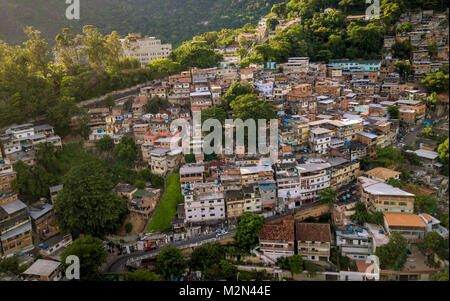 Luftaufnahme der Favela Cosme Velho in Rio de Janeiro, Brasilien Stockfoto