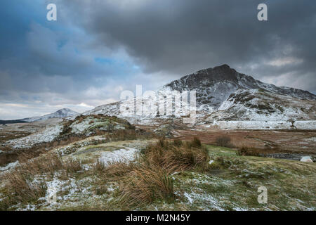 Winterlandschaft Bild von Llyn y Dywarchen in Snowdonia National Park Stockfoto