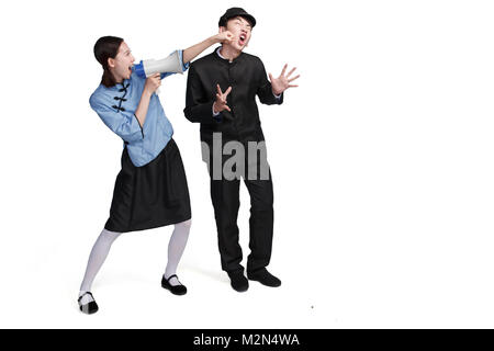 Junge Frau schlagen Jungen Mann Stockfoto