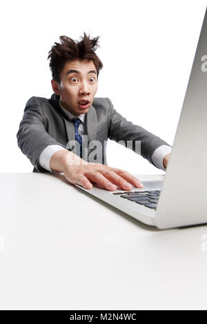 Mimik schockiert Business junger Mann Stockfoto