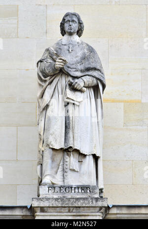 Paris, Frankreich. Palais du Louvre. Statue im Cour Napoleon: Esprit Fléchier (1632-1710) Französischer Prediger und Autor, Bischof von Nîmes von 1687-1710 Stockfoto