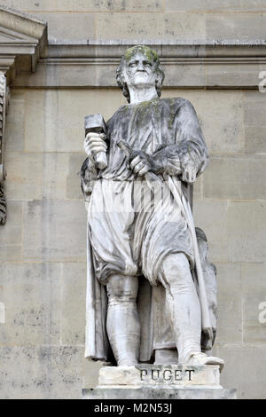 Paris, Frankreich. Palais du Louvre. Statue im Cour Napoleon: Pierre Puget (1620-1694), französischer Maler, Bildhauer, Architekt und Ingenieur. Stockfoto