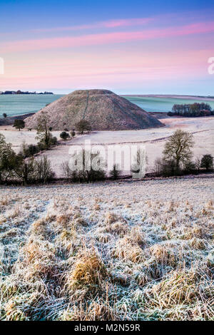 Ein Frostiger Morgen am Silbury Hill in Wiltshire. Stockfoto