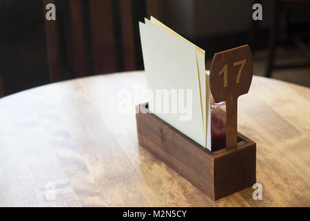 Ansicht von oben Restaurant Tisch mit Ketchup Holz und weißen leeren Menü Seiten Stockfoto