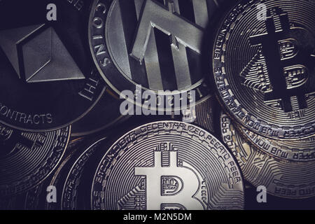 Horizontale entsättigt Draufsicht Nahaufnahme des Astraleums litecoin und Bitcoins metallische Haufen Münzen strukturierten Hintergrund Stockfoto