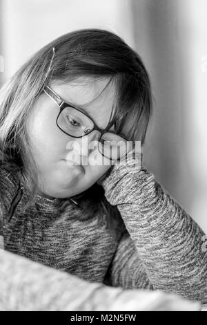 Glückliches Kind mit Down-Syndrom immer bereit, zu helfen. Stockfoto