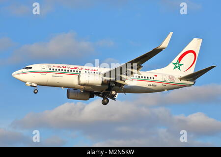 Royal Air Maroc Boeing 737 CN-RNM Landung in London Heathrow Flughafen, Großbritannien Stockfoto