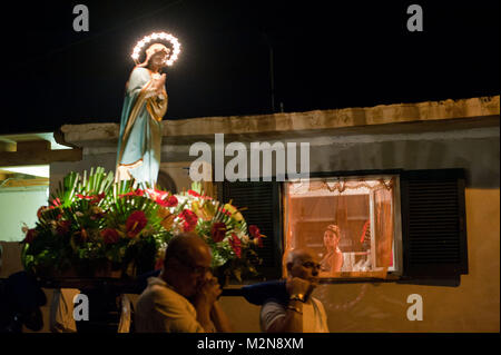 Rom, Italien. Prozession anlässlich des Festes Mariä Himmelfahrt. Ostia ehemalige hydroscale. Stockfoto