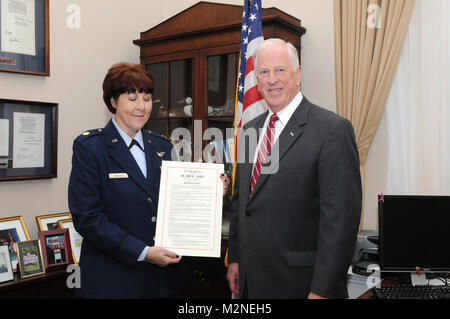 JOINT BASE ANDREWS, Md -- Älterer Flieger Joshua Powell, medizinische Operationen 779th Squadron Respiratory therapist, wirft mit US-Kongressabgeordnete Mike Thompson und eine Kopie der US-Haus der Repräsentativen Auflösung 1605 an der Canon House Office Building, Washington DC, 07.11.17. Airman Powell zusammen mit anderen Team Andrews servicemembers aus unterschiedlichen medizinischen - Ähnliche Berufsfelder für Treffen der Kongressabgeordnete Thompson in DC. Kongressabgeordnete Thompson gefördert die Resolution 1605, die alle Flieger, die den Aeromedical Evacuation mission Unterstützung erkennt. Er forderte mit lokalen Flieger gerecht zu werden Stockfoto