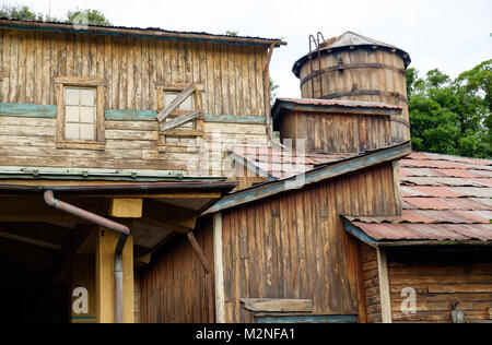 Verwittert, rustikalen Holzmöbeln Struktur mit Wasserturm auf der rechten Seite, und bestiegen. Teil von Tokyo Disneysea Anziehung, Lost River Delta. Stockfoto