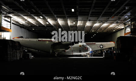 101214-B-3793 B-015 ATLANTIK, (31. 14, 2010) Eine C-2 Greyhound zum "rawhides" der Flotte Logistik Squadron (VRC) 40 zugeordnet erwartet Wartung im Hangar Bucht von USS Harry S. Truman (CVN 75). VRC-40 ist als Teil der Harry S. Truman Carrier Strike Group unterstützt Maritime Security Operations und Theater Sicherheit Zusammenarbeit in den USA 6 Flotte Verantwortungsbereich eingesetzt. (U.S. Marine Foto von Mass Communication Specialist 3. Klasse Marie Brindovas/freigegeben) USS Harry S. Truman Flugzeuge durch EUCOM Stockfoto
