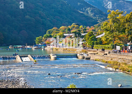 Boot auf dem Fluss Katsura in Arashiyama, Kyoto, Japan. Katsura Fluss verfügt über einige der ältesten Heiligtümer in Kyoto, Japan. Stockfoto