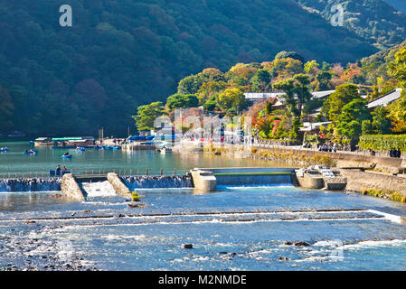 Boot auf dem Fluss Katsura in Arashiyama, Kyoto, Japan. Katsura Fluss verfügt über einige der ältesten Heiligtümer in Kyoto, Japan. Stockfoto