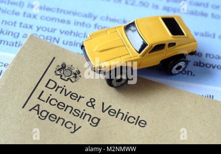 "VLA" LITERATUR UND LOGO MIT MODELL AUTO DVLA DRIVER VEHICLE LICENSING AGENCY STRASSE STEUER VERBRAUCHSTEUERN LIZENZ AUTOFAHRER ETC. Stockfoto