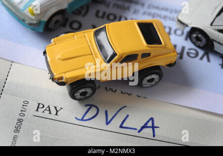 "VLA" geschrieben AM CHECK BOOK MIT MODELL AUTO DVLA DRIVER VEHICLE LICENSING AGENCY STRASSE STEUER VERBRAUCHSTEUERN LIZENZ AUTOFAHRER ETC. Stockfoto