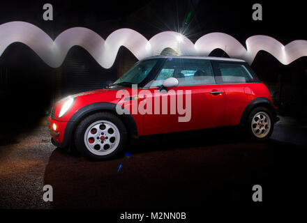Regen fällt auf einen frühen R50 Form BMW Mini Cooper in der Dunkelheit Stockfoto