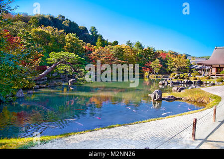 Garten mit Teich vor dem Pavillon Tenryu-ji-Tempel in Arashiyama, in der Nähe von Kyoto. Japan. Tenryuji Sogenchi Teich Garten ein UNESCO Weltkulturerbe Sitzen Stockfoto