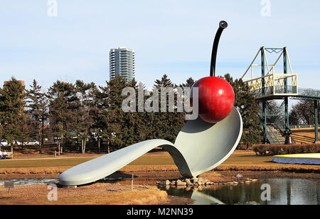 Minneapolis, Minnesota - 15. März 2015: Hase auf Bell auf Portland Stein Piers von Barry Flanagan in Minneapolis Sculpture Garden, Walker Art Center. Stockfoto