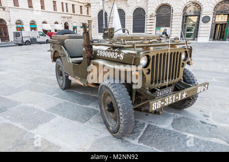 Triest, Italien, 31. März 2017: Ausstellung von amerikanischen Oldtimern aus dem 2. Weltkrieg, Willys Jeep. Stockfoto