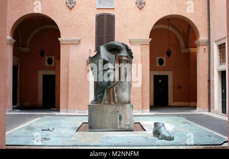 Rom, Italien, 16. Mai 2012: Eine zeitgenössische Skulptur von polnischen Künstler Igor Mitoraj in einem römischen Hof, Rom, Italien Stockfoto