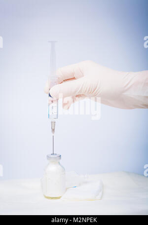 Krankenschwester Arbeiter wählt der Impfstoff in eine Spritze Stockfoto