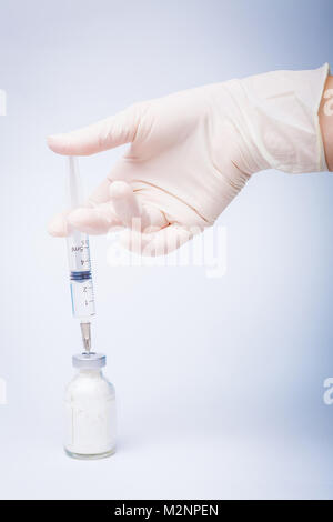 Krankenschwester Arbeiter wählt der Impfstoff in eine Spritze Stockfoto