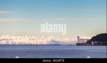 Miramar Schloss mit Italienischen Alpen im Hintergrund. Triest Italien Stockfoto