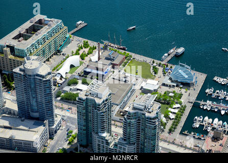 Sommer Blick von oben Toronto Harbourfront Centre, Westjet Bühne Event Wochenende, Reiseziel, Segelboot, Fähre am Lake Ontario, Toronto, Kanada Stockfoto