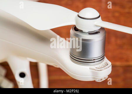 FORT COLLINS, Colorado, USA - 18. Dezember 2016: E-Motor und Propeller für DJI Phantom 4 Quadrocopter Drohne. Stockfoto