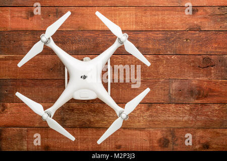 FORT COLLINS, CO, USA - Dezember 11, 2016: DJI Phantom 4 pro quadcopter Drohne auf einem rustikalen Holztisch mit einer Kopie. Stockfoto