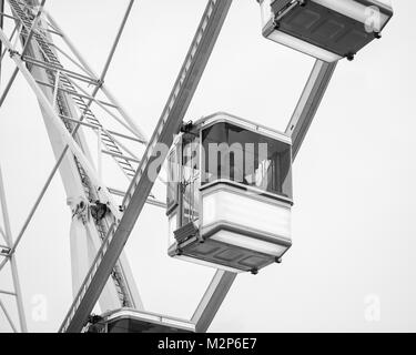 Paris, Frankreich - 6. Januar 2018: Detail der Fahrerhäuser des Riesenrads in der Place de la Concorde installiert. Stockfoto