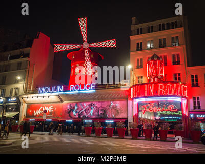 Paris, Frankreich - 7. Januar 2017: Moulin Rouge in der Nacht. Es ist ein berühmtes Kabarett 1889, Position im Viertel Montmartre. Stockfoto