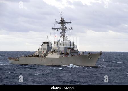 380205-N-NB 178-022 ATLANTIK (Feb. 4, 2018) Die geführte Anti-raketen-Zerstörer USS Arleigh Burke (DDG51) die Durchfuhr den Atlantik während einer Composite Trainingsgerät Übung (COMPTUEX). Arleigh Burke ist unterwegs als Teil der Harry S. Truman Carrier Strike Group (HSTCSG) COMPTUEX, die Fähigkeit der Streik Gruppe wertet als Ganzes Anhaltende Kampfhandlungen aus dem Meer zu führen, letztlich die Zertifizierung des HSTCSG für die Bereitstellung. (U.S. Marine Foto von Mass Communication Specialist 2. Klasse Tyrell K. Morris/Freigegeben) Stockfoto