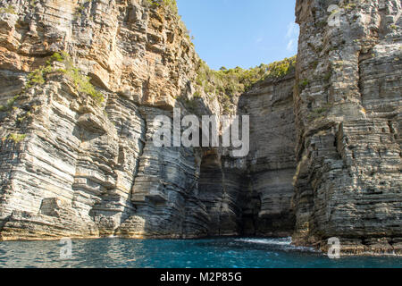 Arch im Waterfall Bay, Tasman NP, Tasmanien, Australien Stockfoto